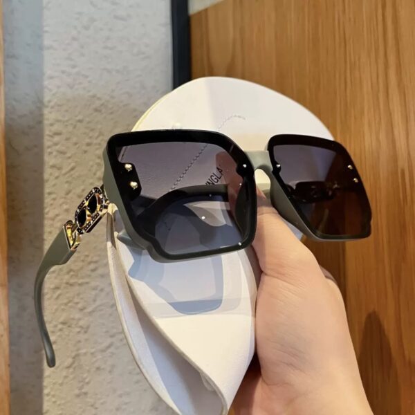 Elegant Polarized Sunglasses for Effortless Sophistication - Image 4