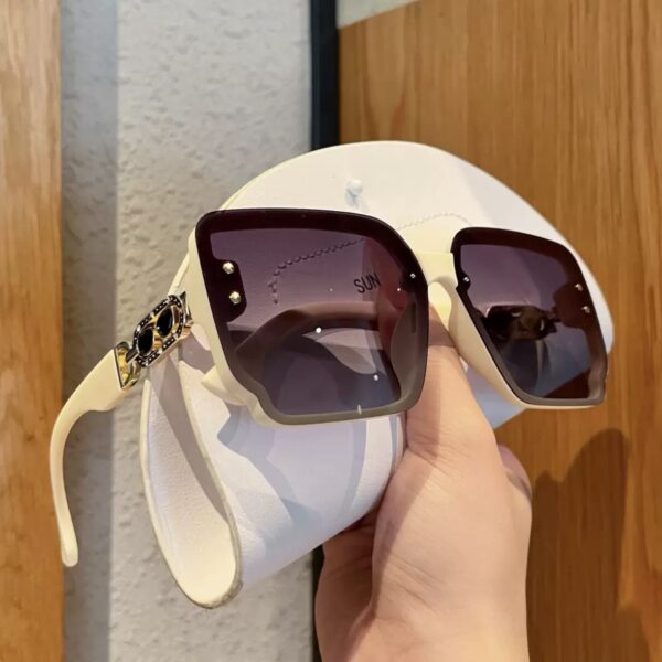 Elegant Polarized Sunglasses for Effortless Sophistication - Image 2