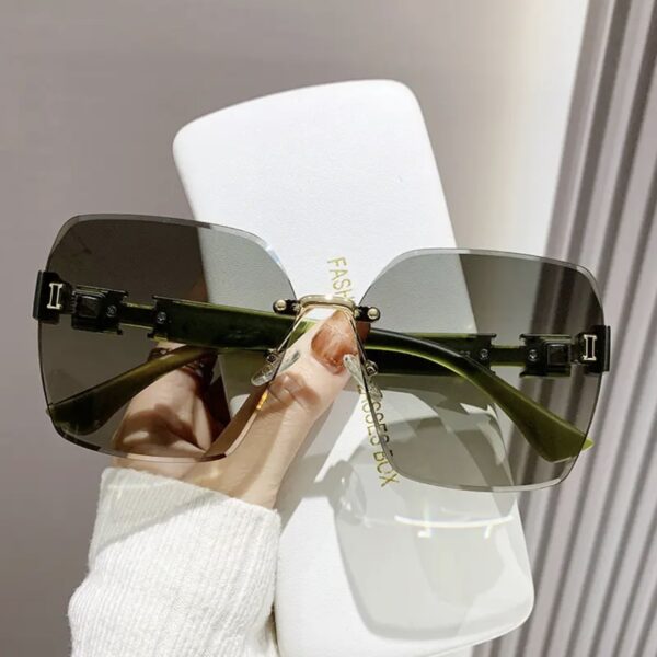 Frameless Color-Changing Sunglasses for Modern Aesthetics - Image 3
