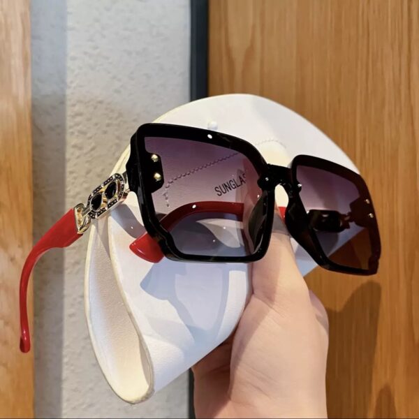 Elegant Polarized Sunglasses for Effortless Sophistication - Image 3